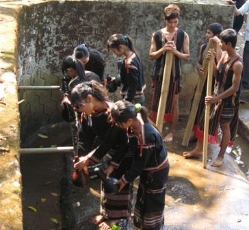 Rural residents queue for taking water in Dak Lac Province. Rural residents queue for taking water in Dak Lac Province.
